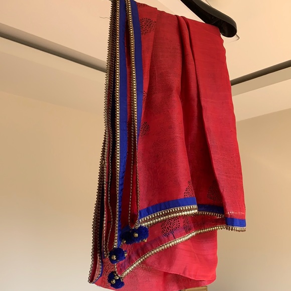 ORGANZA BENGALI RED DUPATTA with print motif and gota border and bells. - Picture 4 of 6